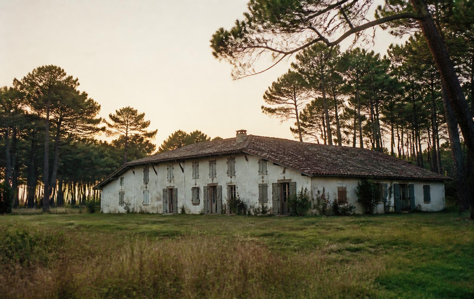 Façade de la maison Martin-Travet, demeure grand-landaise, en lisière de pins